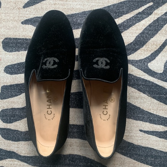 CHANEL Shoes - Authentic CHANEL Velveteen Flats 🥿 CC LOGO Euro 35 / US 5